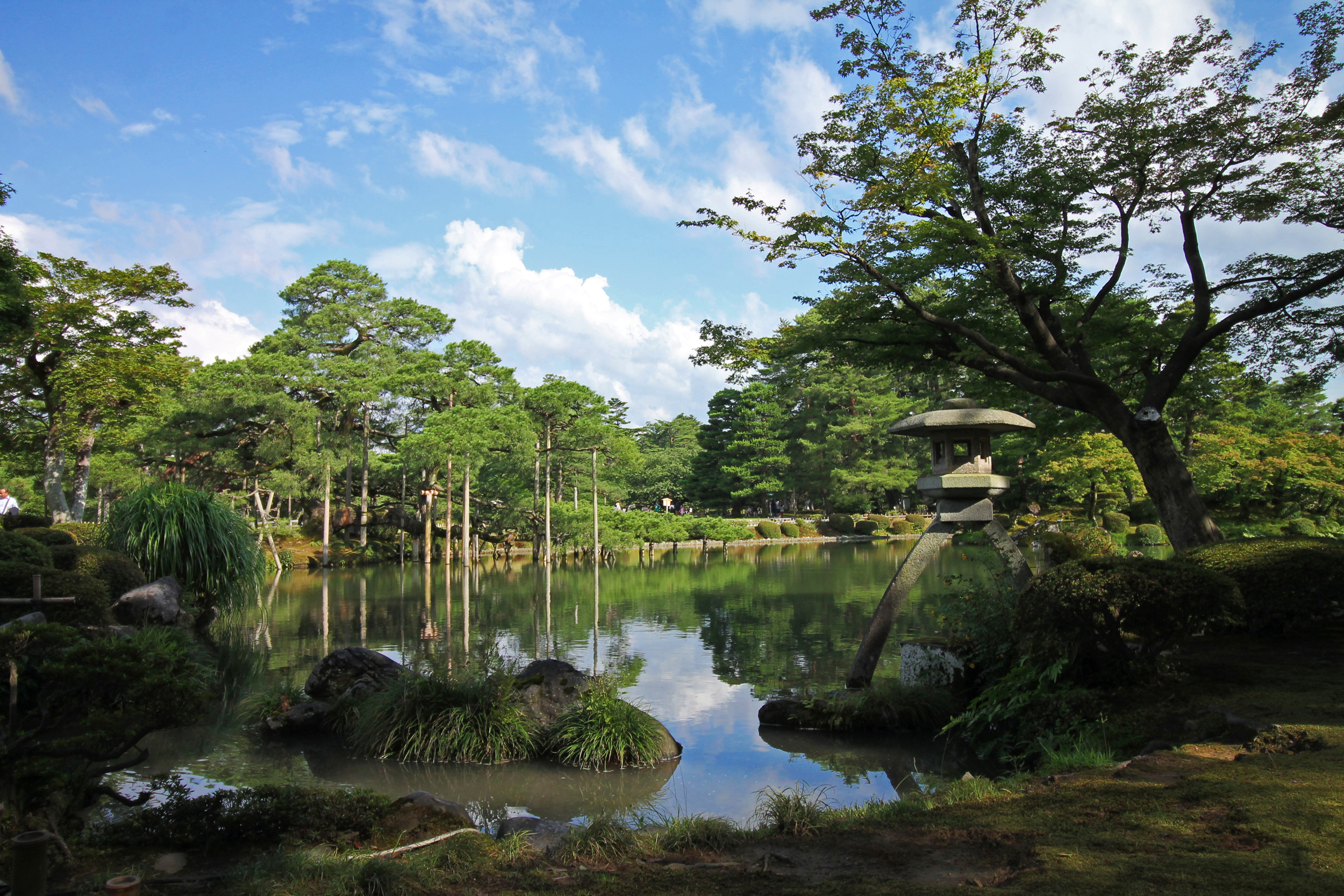 Kasumi Pond in Kenrokuen Garden is surrounded by some 8,750 trees, including a neagarimatsu (raised root pine) tree that’s around 170 years old.