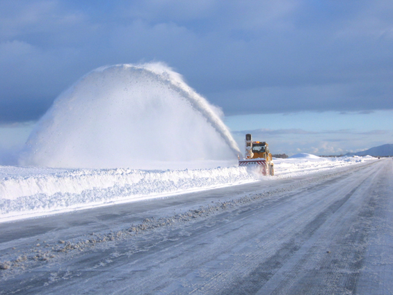 ﻿A snowblower clearing snow from the runway at Aomori Airport.
