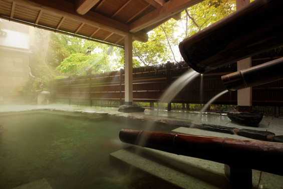 At Hotel Sakan in the famous Akiu hot spring resort in the suburb of Sendai, one can enjoy a spacious open-air bath. | HOTEL SAKAN
