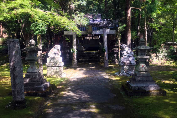 ﻿Shinto shrine inside Chikurinji
